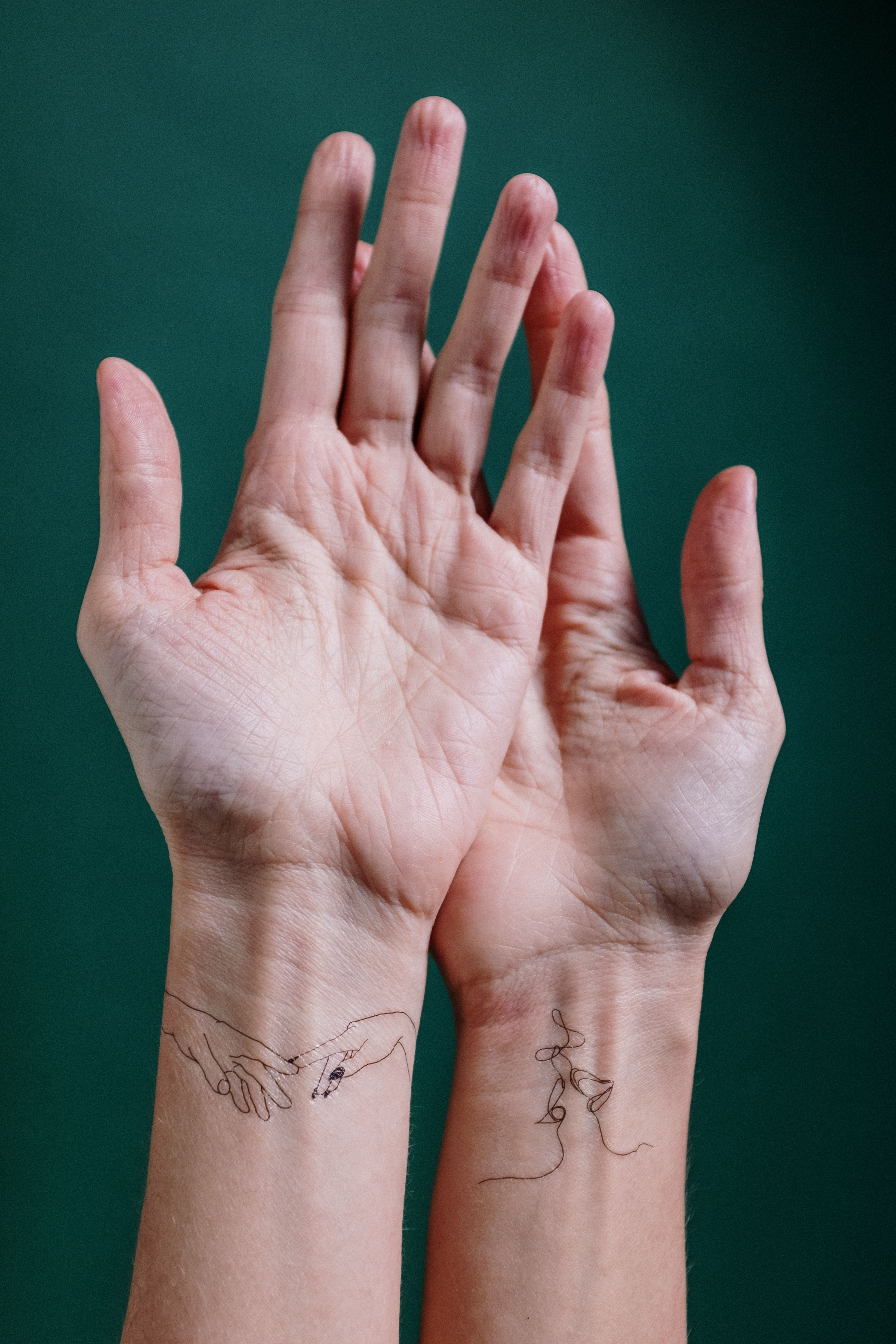 Traços finos em tatuagem moderna